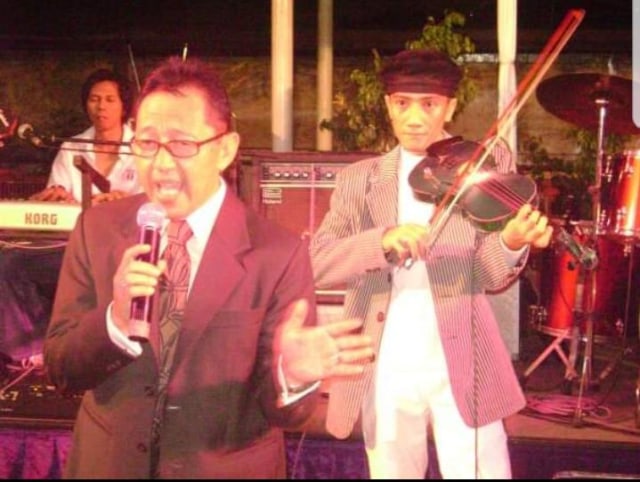Hazairin Achmad tampil bersama musisi Hendri Lamiri. Foto: Istimewa