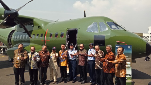 Seremonial pengiriman 1 pesawat terbang CN235-220 Military Transport buatan PT Dirgantara Indonesia atau PTDI dari Bandung Indonesia ke Nepal. Foto: Resya Firmansyah/kumparan