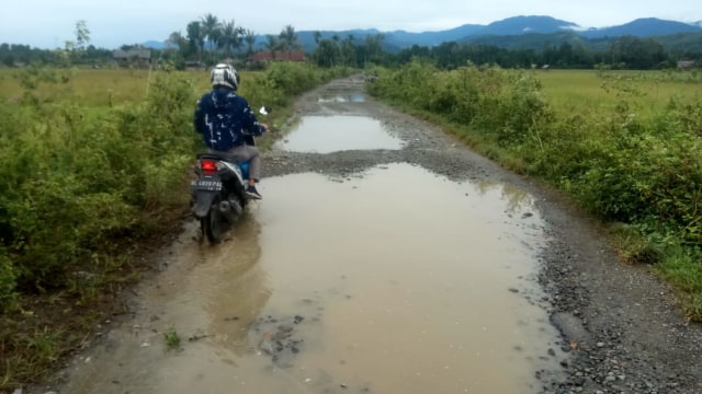 Jalan antar kecamatan yang rusak parah di Kabupaten Pidie, Aceh. Foto: Habil Razali/acehkini