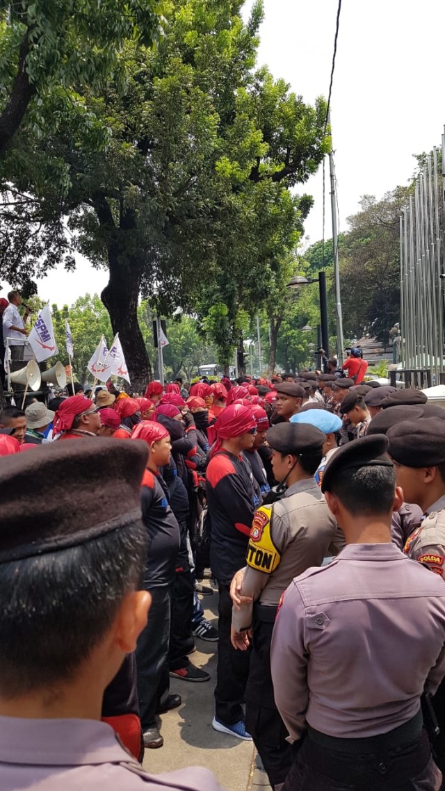 Federasi serikat pekerja metal Indonesia (FSPMI) demo di depan Balai Kota, Jakarta. Foto: Efira Tamara/kumparan