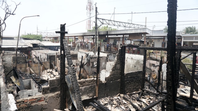 Kondisi bangunan usai kebakaran di permukiman dekat Stasiun Taman Kota, Kembangan, Jakarta Barat, Rabu (30/10/2019). Foto: Iqbal Firdaus/kumparan