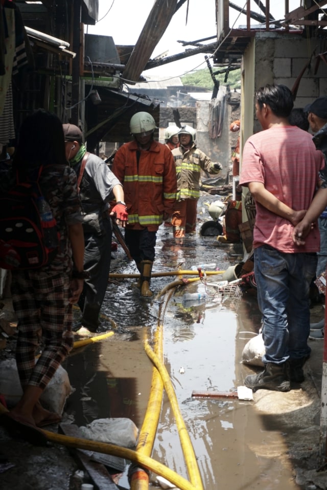 Pemadam kebakaran usai memadamkan kebakaran di permukiman dekat Stasiun Taman Kota, Kembangan, Jakarta Barat, Rabu (30/10/2019). Foto: Iqbal Firdaus/kumparan