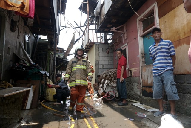 Pemadam kebakaran usai memadamkan kebakaran di permukiman dekat Stasiun Taman Kota, Kembangan, Jakarta Barat, Rabu (30/10/2019). Foto: Iqbal Firdaus/kumparan