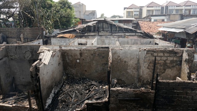 Kondisi rumah warga usai kebakaran di dekat Stasiun Taman Kota, Kembangan, Jakarta Barat, Rabu (30/10/2019). Foto: Iqbal Firdaus/kumparan