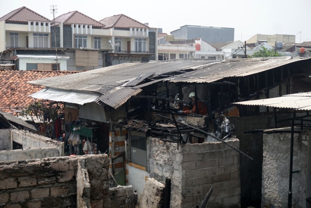 Kondisi rumah warga usai kebakaran di dekat Stasiun Taman Kota, Kembangan, Jakarta Barat, Rabu (30/10/2019). Foto: Iqbal Firdaus/kumparan