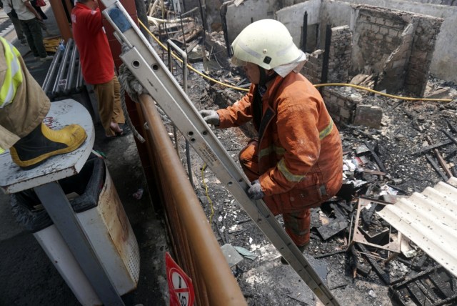 Pemadam kebakaran usai memadamkan api di permukiman dekat Stasiun Taman Kota, Kembangan, Jakarta Barat, Rabu (30/10/2019). Foto: Iqbal Firdaus/kumparan