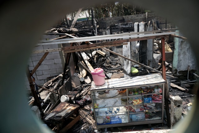 Sisa-sisa usai kebakaran di dekat Stasiun Taman Kota, Kembangan, Jakarta Barat, Rabu (30/10/2019). Foto: Iqbal Firdaus/kumparan