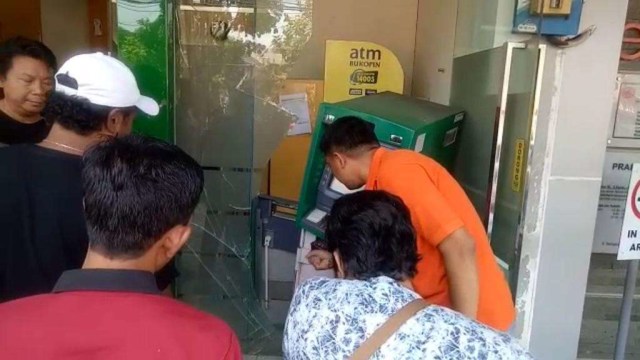 Olah TKP mesin ATM Bank Bukopin di Srondol, Banyumanik, Kota Semarang yang mengalami percobaan Perampokan. Foto: Afiati Tsalitsati/kumparan