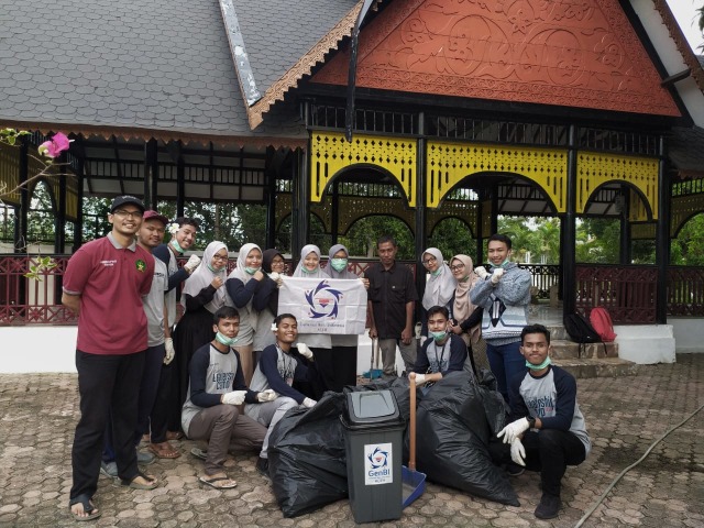 Momen Sumpah Pemuda, GenBI Bersihkan Makam Gubernur Pertama Aceh (22932)