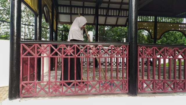 Momen Sumpah Pemuda, GenBI Bersihkan Makam Gubernur Pertama Aceh (22933)