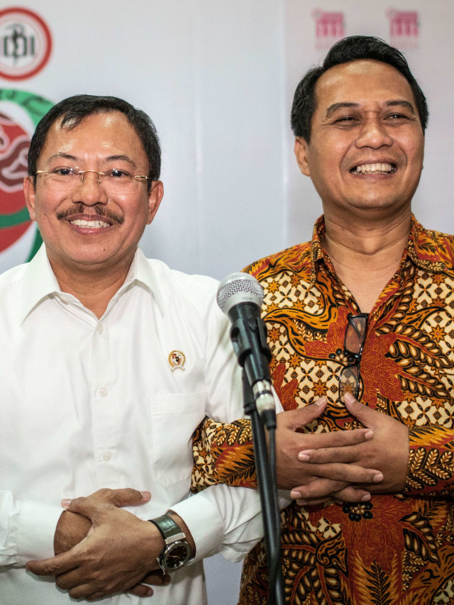 Menteri Kesehatan Terawan Agus Putranto (kiri) dan Ketua Umum Pengurus Besar Ikatan Dokter Indonesia (PB IDI) Daeng M Faqih (kanan). Foto: ANTARA FOTO/Aprillio Akbar