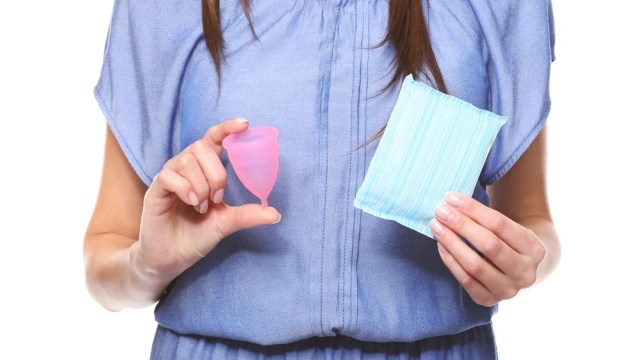 Lebih Baik Mana, Pakai Pembalut atau Menstrual Cup saat Haid? (243741)