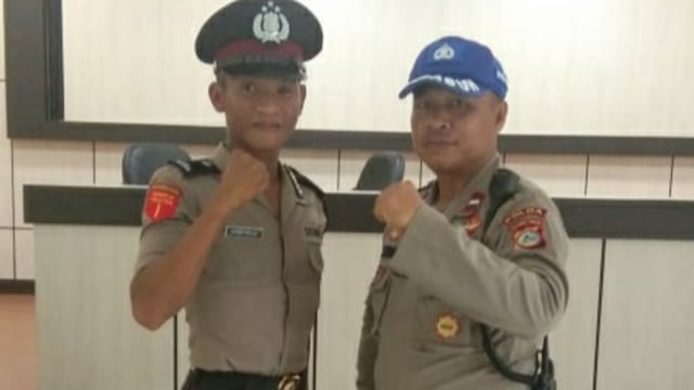 Rahmat Mulae salah satu siswa asal Kabupaten Banggai, Sulteng, saat berpose dengan salah satu pembina siswa SPN Polda Sulteng. Foto: Istimewa