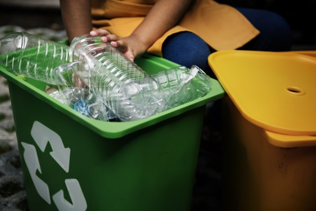 Ilustrasi daur ulang plastik botol. Foto: Shutterstock