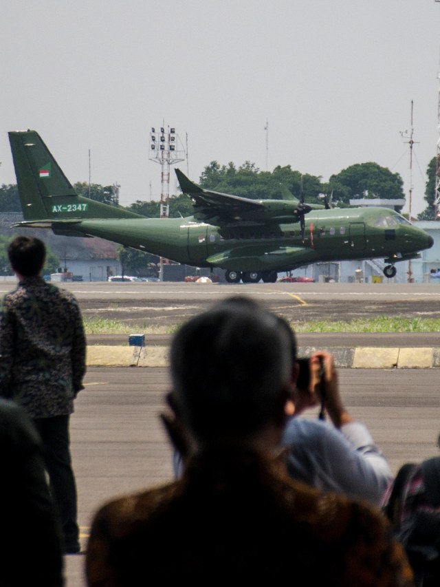 Pesawat terbang CN235-220 Military Transport lepas landar pada acara Ferry Flight di Hanggar Fixed Wing PT Dirgantara Indonesia (PTDI), Bandung, Jawa Barat.  Foto:  ANTARA FOTO/Novrian Arbi