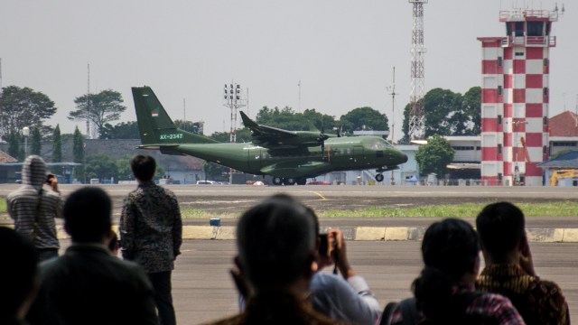 Pesawat terbang CN235-220 Military Transport lepas landar pada acara Ferry Flight di Hanggar Fixed Wing PT Dirgantara Indonesia (PTDI), Bandung, Jawa Barat.  Foto:  ANTARA FOTO/Novrian Arbi