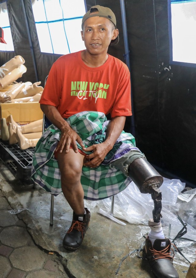 Mardiono dengan kaki besi hasil rakitannya sendiri bersiap untuk menerima kaki palsu gratis dari Dinas Sosial Aceh, Rabu (30/10). Foto: Suparta/acehkini