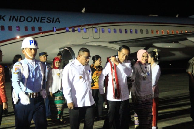Presiden Joko Widodo saat tiba di Bandara Pattimura Ambon, Minggu (27/10) malam.  (Foto: istimewa)