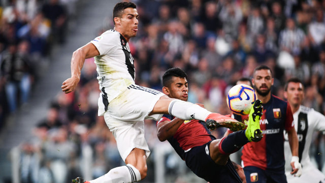 Cristiano Ronaldo torehkan gol di laga Juventus vs Genoa. (Foto: Marco BERTORELLO / AFP)