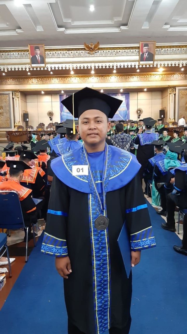 Haris, wisudawan Untan yang meraih predikat sebagai wisudawan wirausaha. Foto: Dok Hi!Pontianak