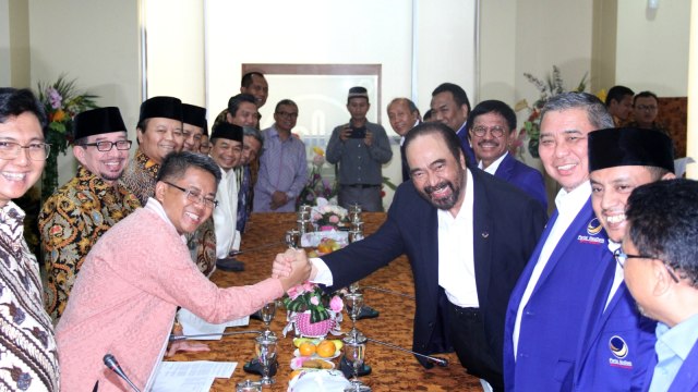 Ketua Umum Partai Nasdem Surya Paloh bersalaman dengan Presiden PKS Sohibul Iman di DPP PKS, Jakarta, Rabu (30/10/2019). Foto: Nugroho Sejati/kumparan
