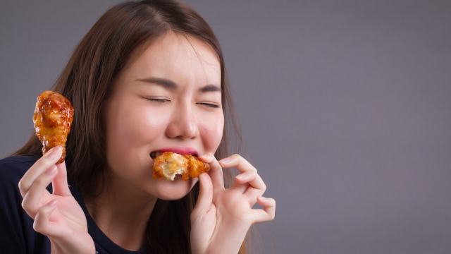Ilustrasi ibu menyusui makan ayam pedas.  Foto: Shutterstock