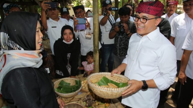 Bupati Banyuwangi Abdullah Azwar Anas (kanan) menghadiri Festival Pasar Tradisional di Pasar Wit-witan, Singojuruh, Banyuwangi. Foto: Dok. Humas Pemkab Banyuwangi 