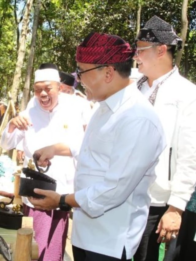 Bupati Banyuwangi Abdullah Azwar Anas (tengah) menghadiri Festival Pasar Tradisional di Pasar Wit-witan, Singojuruh, Banyuwangi. Foto: Dok. Humas Pemkab Banyuwangi 