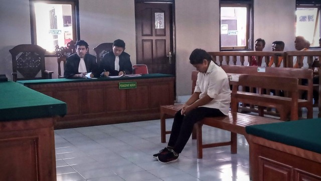 Selvina Buik (26) saat dituntut hukuman 7  tahun penjara di PN Denpasar (kanalbali/KR14)