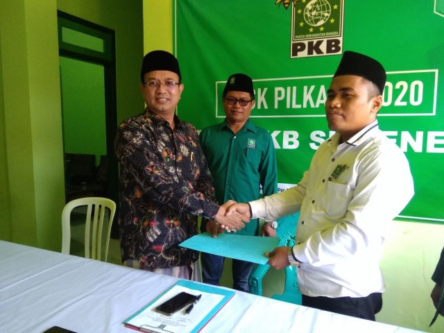 K. Unais Ali Hisyam saat mengambil pendaftaran di DPC PKB Sumenep