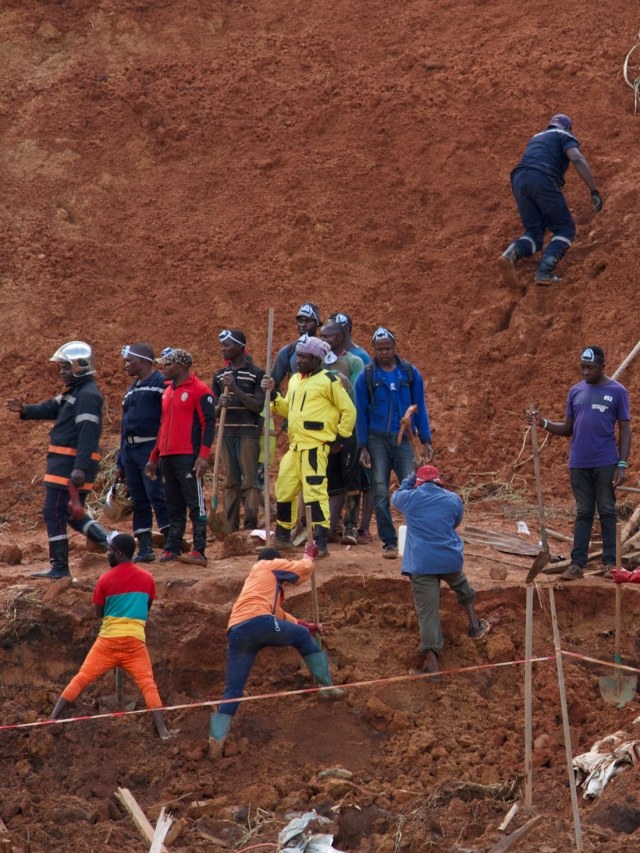 Petugas dan warga mencari korban di lokasi tanah longsor di kota Bafoussam di dataran tinggi barat, Kamerun. Foto: REUTERS/Stringer