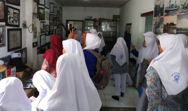 Siswa Siswi SMK Muhammadiyah 1 Genteng Banyuwangi,  begitu antusias sekali saat memasuki ruangan yang penuh dengan photo-photo bersejarah Banyuwangi Tempoe Doeloe