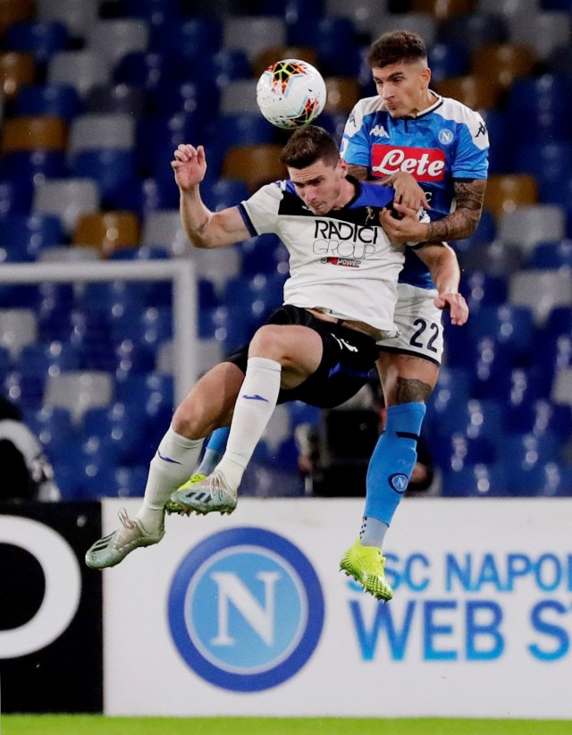 Robin Gosens (kostum putih) berduel dengan Giovanni Di Lorenzo (kostum biru) di laga Napoli vs Atalanta. Foto: REUTERS/Ciro De Luca