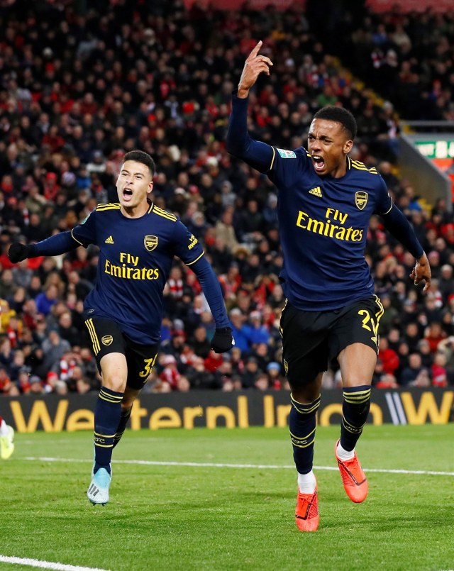 Joe Willock (depan) merayakan gol Arsenal ke gawang Liverpool. Foto: Jason Cairnduff/Reuters