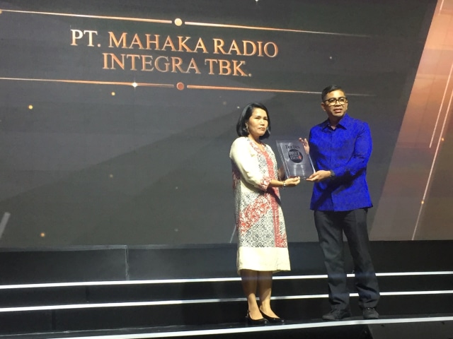 PT Mahaka Radio mendapatkan penghargaan dari Forbes sebagai 50 emiten dengan kinerja terbaik di Indonesia di Pasific Place, Jakarta, Rabu Malam (30/10). Foto: Nurul Nur Azizah/kumparan