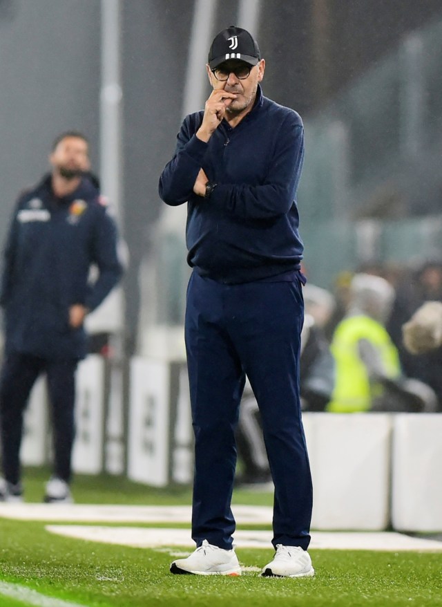 Maurizio Sarri mendampingi Juventus di pertandingan menghadapi Genoa. Foto: Reuters/Massimo Pinca