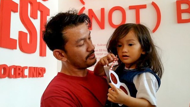Rio Dewanto mengajak anaknya, Salma Jihane Putri Dewanto