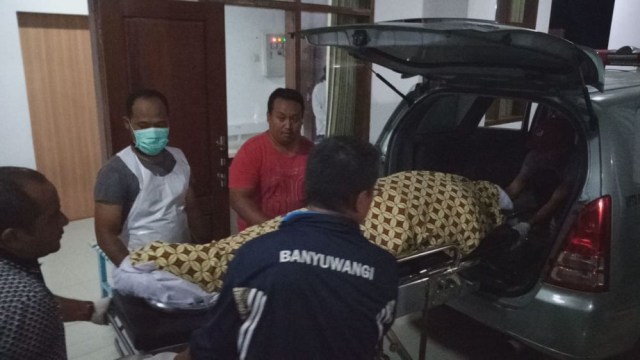 Jenazah korban dibawa ke RSUD Blambangan untuk autopsi Foto: Dok. Jatimnow