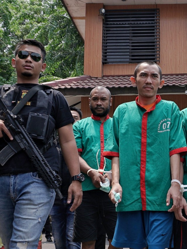 Anggota Polres Jakarta Barat membawa tersangka saat melakukan rilis pengungkapan narkotika jaringan Malaysia-Indonesia di Halaman Kantor Polres Jakarta Barat, Kamis (31/10/2019). Foto: Jamal Ramadhan/kumparan
