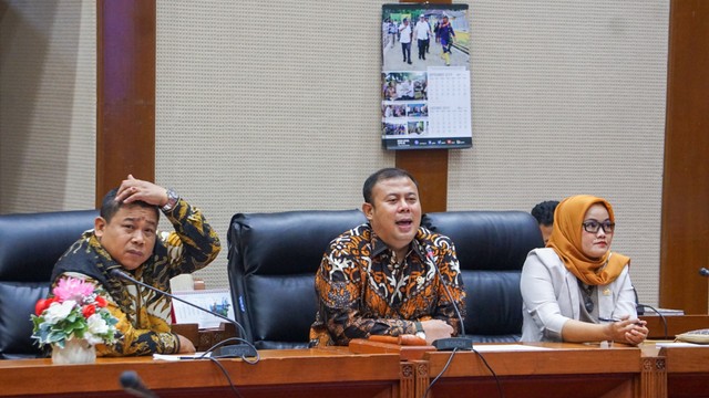 Wakil Ketua Banggar Cucun Ahmad (tengah) memimpin acara Milenialls Road to Parliament di Kompleks Parlemen, Jakarta, Kamis (31/10). Foto: Fanny Kusumawardhani/kumparan