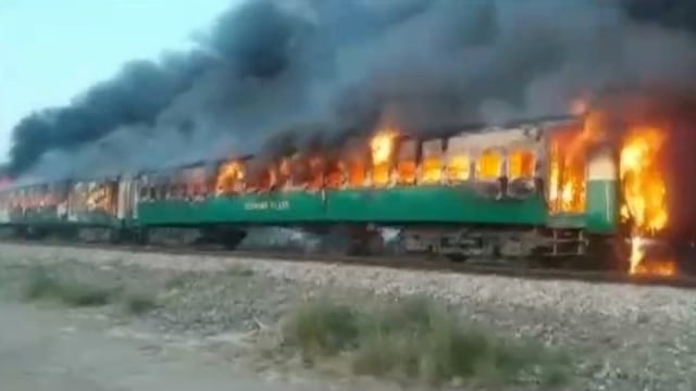 Foto: Api Membakar Gerbong Kereta di Pakistan (259187)