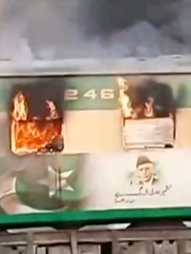 Foto: Api Membakar Gerbong Kereta di Pakistan (259189)