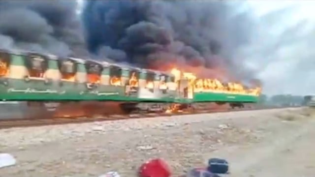 Foto: Api Membakar Gerbong Kereta di Pakistan (259190)