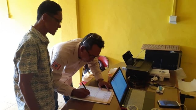 Utusan Teddy Jun Askara saat mengambil formulir di Sekretariat DPD Golkar di Daik Lingga. Foto : Istimewa