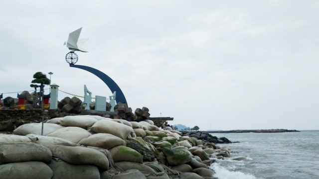 Kondisi Monumen Merpati Perdamaian, Padang yang rusak akibat abrasi (Foto: Irwanda/Langkan.id)