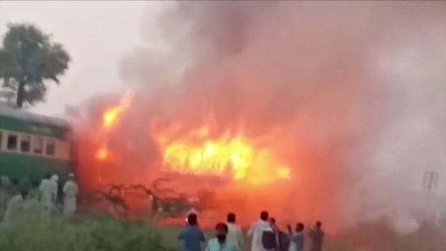 Foto: Api Membakar Gerbong Kereta di Pakistan (259188)