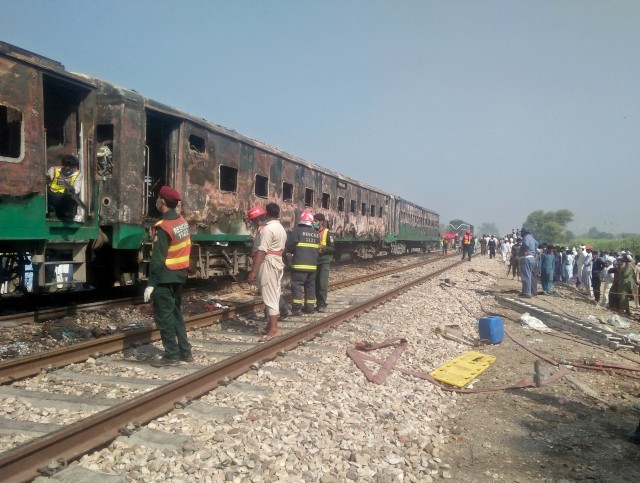 Foto: Api Membakar Gerbong Kereta di Pakistan (259191)