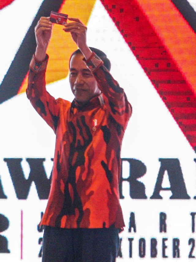 Presiden Joko Widodo mendapat kartu anggota luar biasa saat Musyawarah Besar (Mubes) X dan Perayaan HUT ke-60 Pemuda Pancasila di Jakarta. Foto: ANTARA FOTO/Reno Esnir