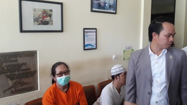 Tri Susanti alias Mak Susi (kiri) menjalani tes kesehatan di Kejaksaan Tinggi (Kejati) Jawa Timur.  Foto:  Yuana Fatwalloh/kumparan 