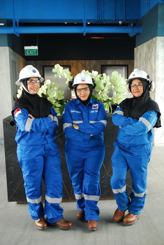Hijab tahan api untuk karyawan perempuan di Chevron Indonesia. Foto: dok. Chevron Indonesia